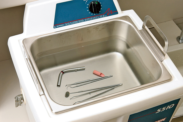 ウルトラ・クレンザイムによる器具の洗浄（浸漬法もしくは超音波洗浄法）の写真