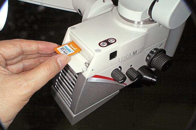 ライカM320は記録媒体として、SDカードを使用している。
