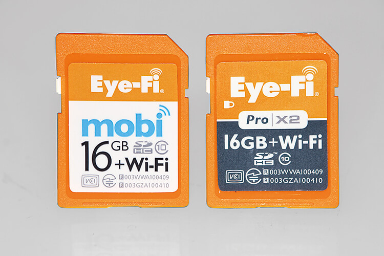 2013年７月現在の「Eye‑Fi」のラインナップ。モバイルデバイスへの転送に特化した「Eye‑Fi mobi」8GBと16GB（左）。従来通りPC、モバイルデバイス、インターネットサービスに転送できる「Eye‑Fi Pro X2」16GB（右）。