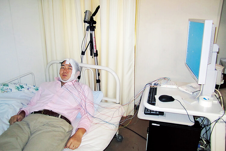 Polysomnography（PSG）にvideo recordingを追加したブラキシズム検査風景（当科の睡眠研究室）。