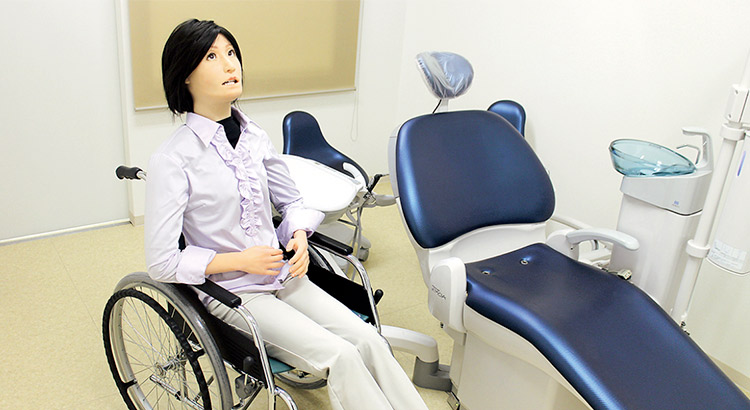 座位も水平位も自在に。ロボット本体を取り外して、臨床実習用のユニットとしても活用できる。