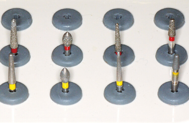 セレック形成用　ダイヤバー（MANI社製）。窩底と窩壁との線角が尖らないようなバー形態を呈する。（左から、CE12F、EF/CE15E、EF/CE16F、EF/CE13F、EF）