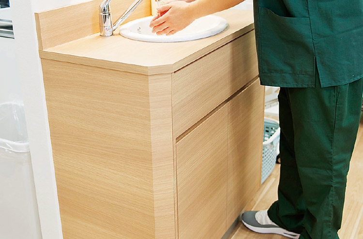 診療エリア内にあるシンクの蛇口はすべてフットペダル式になっている。手洗いは院内感染予防対策の基本だ。