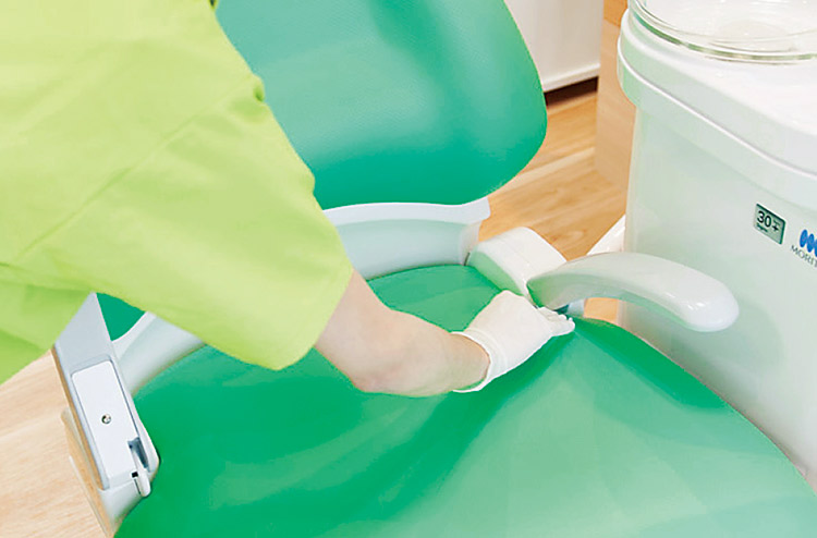 チェアなどのユニットまわりも患者さんごとにクリーナーで清掃する。こうした準備には4〜5分ほどかかるという。