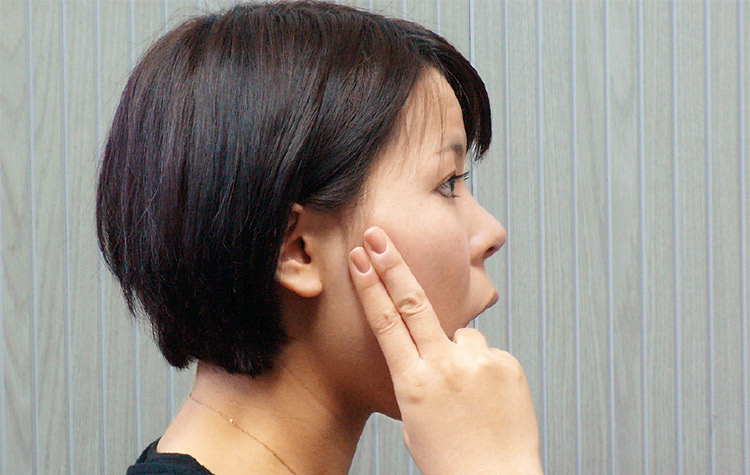 図6 最初は下顎を前に出さないようにして呼息しながら開口すると、下顎頭の動きが遅れるのが触診でわかります。
