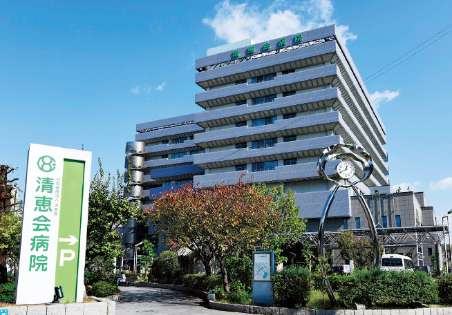 地上8階・全276床を誇る清恵会病院は堺市における救急医療に貢献する。