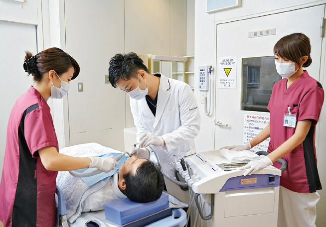 救急外来の際には、可搬式歯科用ユニット（ユーティリオⅡ）があればストレッチャーサイドで応急処置を行うことができる。