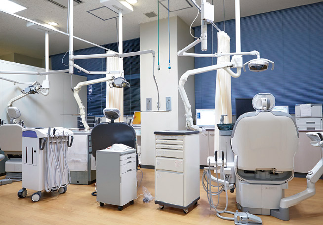 新設された歯科口腔外科診療室には歯科用診療台3台を設置。