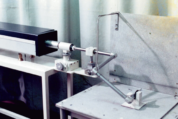 炭酸ガスレーザー伝送用のマニピュレーターの開発 >超鋼ミラー使用で動物実験（ラット歯牙に照射）