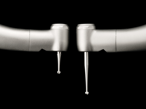 コントラヘッドに入った歯周外科用根面バー（左）とスチールバー22mm（右）の比較の写真