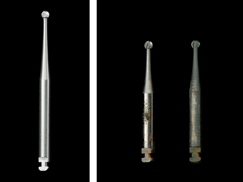 歯周外科用根面バー（左）とスチールバー（右）水に浸漬してもステンレスバーは錆びにくい（水道水に24時間浸漬後）写真