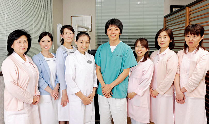 川勝歯科医院のスタッフの皆さん。田中先生の左隣が奥様の川勝紀子院長。歯内療法をはじめとした高い専門性で患者さんの健康維持に貢献している。