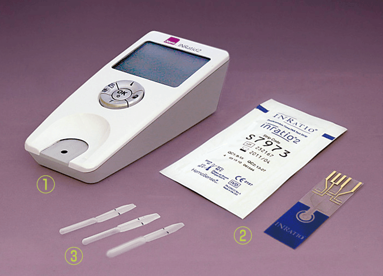 PT‑INR測定機器 INRatio® 2（インレシオ®２）①本体（インレシオ2メーター）②テストストリップ テストストリップは１枚ずつ乾燥剤入りのアルミパウチ包装されている ③マイクロセーフチューブ（アリーアメディカル株式会社提供）