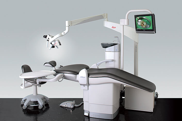 ライカM320はカメラと録画システムが内蔵されており、あとはモニターを用意して繋ぐだけで撮影した写真、動画を患者さんに見てもらえる。