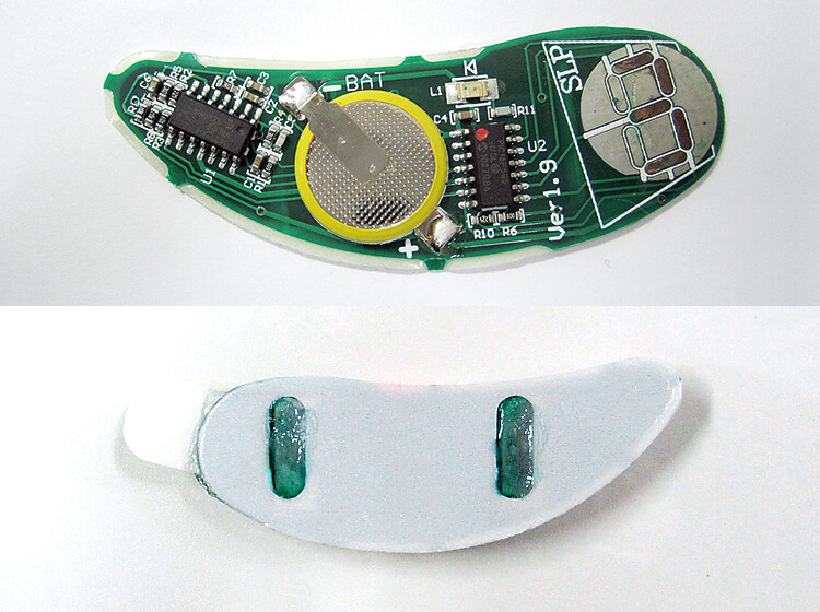 BiteStripの内部。バッテリー、CPU、ディスプレーが一体型となっている。背面には、咬筋の筋電図を記録するための電極がある。