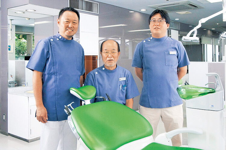左から拓理事長、計征院長、勇吾院長。今まで30人の歯科医師が浅井歯科を巣立っていったが、そのほとんどが引き続きスペースラインを愛用しておられる。