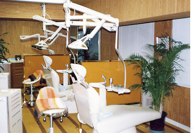 スペースライン2台から浅井歯科の歴史の扉が開かれた（写真は昭和53年、改装後の診療室）。