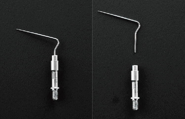 根管治療に有用なエンドチップM（EH3）に装着した超音波用エンドファイルダブル。