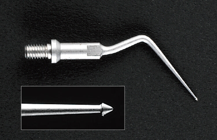アンカーチップE10。チップ先端は矢じりのような形である。ガッタパーチャ除去、象牙質切削に威力を発揮する。