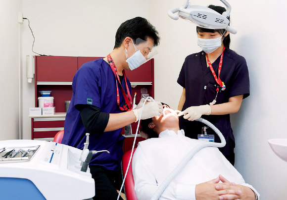 周術期室にて可搬式歯科用ユニットを使用した治療の様子。