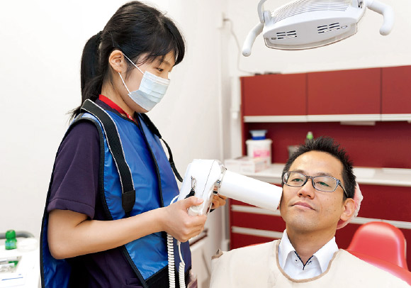 周術期室にてポータブル歯科用Ｘ線装置（モリタ社：ポートエックスⅢ）による撮影の様子。