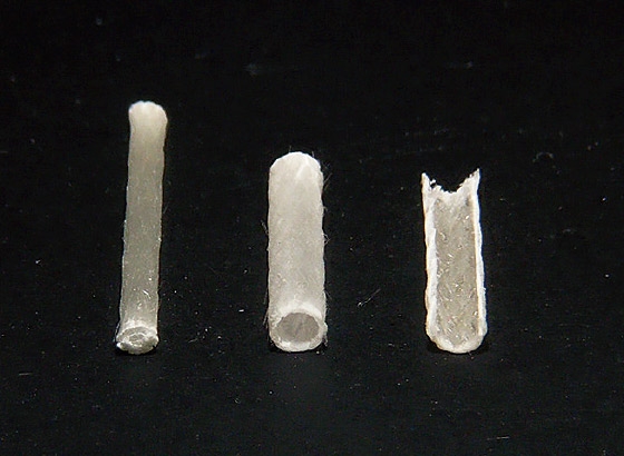 図4 左からi-TFC光ファイバーポスト、スリーブ、ハーフスリーブ（スリーブを歯肉バサミ等で半切したもの）。