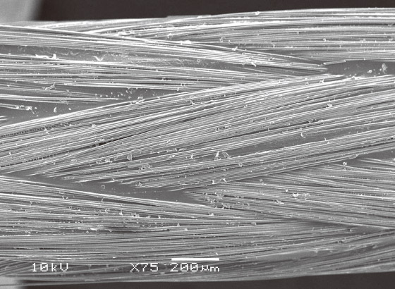 図9 i-TFC光ファイバーポスト表面のSEM像。ガラス繊維を編み込むことでできる表面の凹凸が認められる。