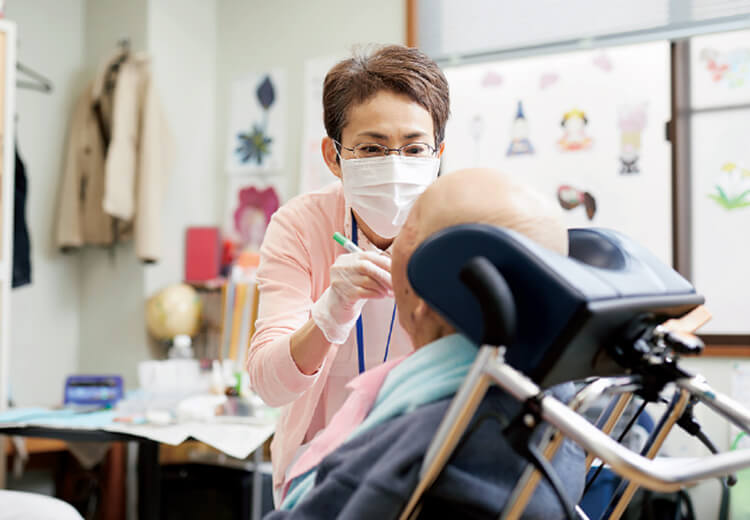 香川さんは「こうほうえん」に勤務し、「口腔ケア道場」の講師もつとめるベテラン歯科衛生士。もちろん他職種からの信頼も厚い。