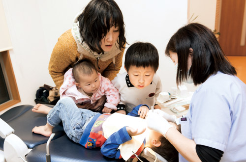 3人のお子さんを連れて来院したお母さん