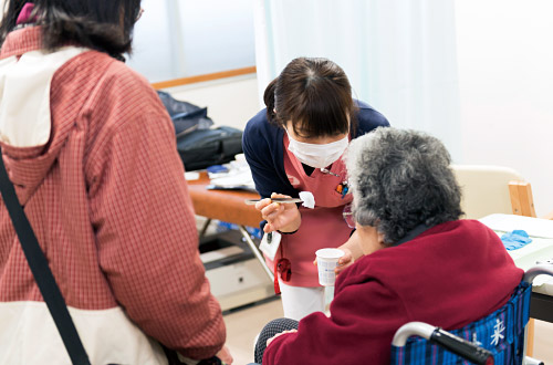 唾液検査をしている様子