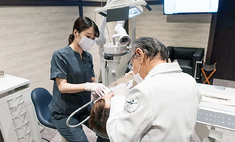 [写真] 歯科診療室で歯周基本検査を行っている様子