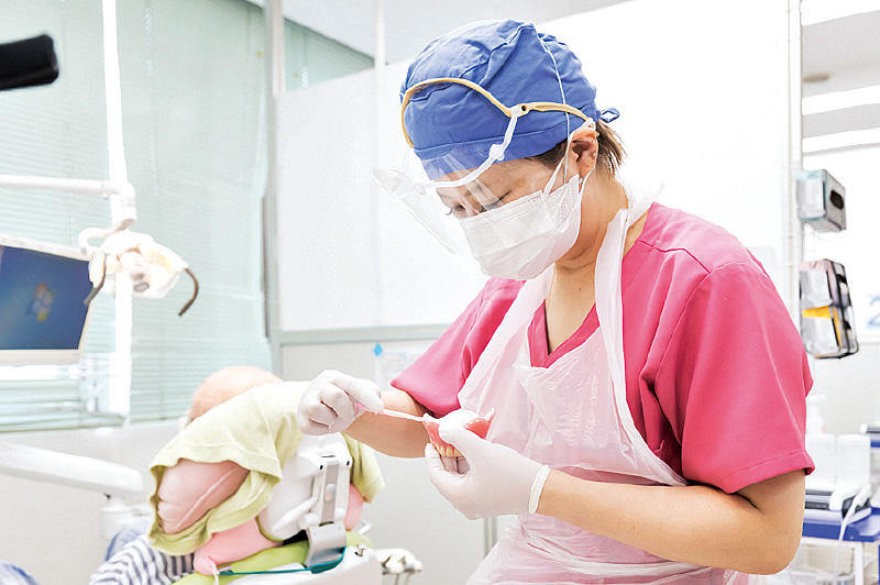 [写真] 院中の患者さんの口腔ケア