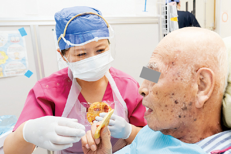 [写真] 咀嚼や嚥下の様子を確認