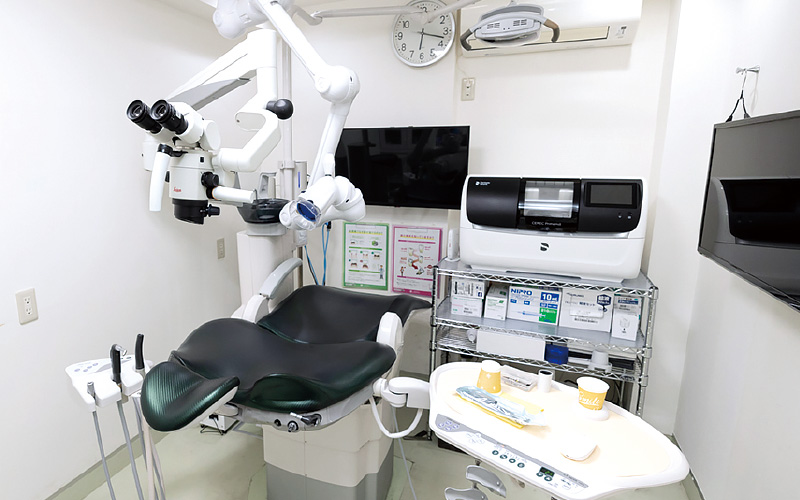 [写真] マイクロスコープや「CEREC」を完備した個室診療室