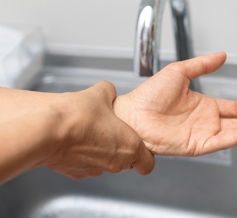 [写真] 手首の消毒も意外と忘れがちなので要注意。手洗い後はきちんと乾燥させる