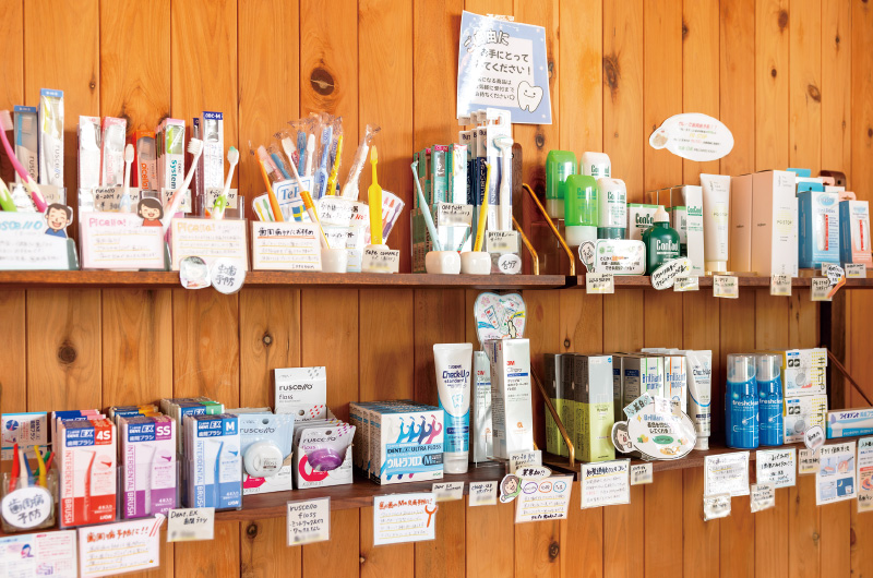 [写真] 化粧室横の壁面には主に成人向けのセルフケア製品を中心にディスプレイ