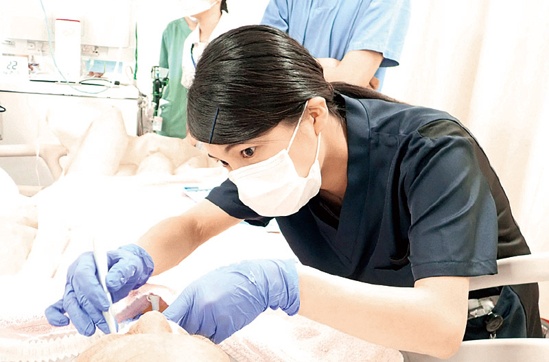 [写真] 入院患者さんの口腔ケアを行っている様子