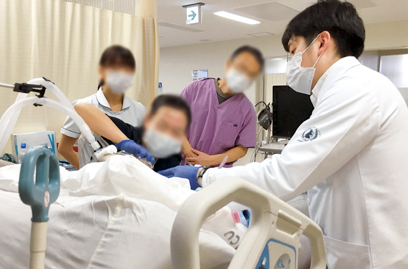 [写真] 他院から歯科医師、歯科衛生士が訪れ、見学をしている様子