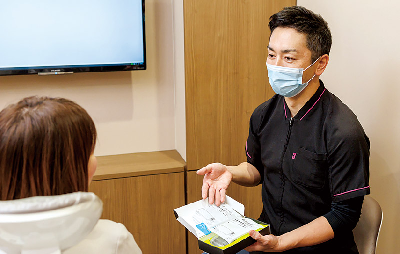 [写真] 患者さんにクリンチェック治療計画で治療前と治療後の口腔内の状態を確認いただく