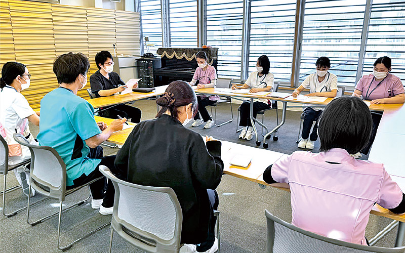 [写真] 月に1度開かれる「口腔衛生管理委員会」の様子
