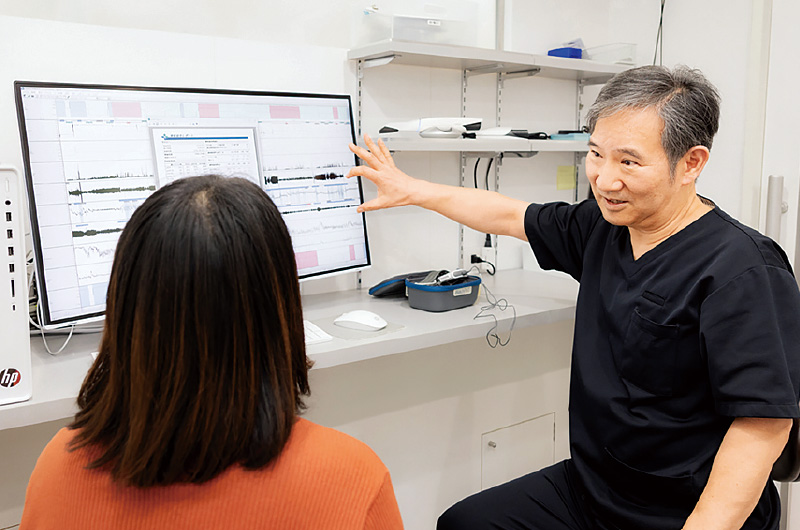[写真] 患者さんに説明する様子