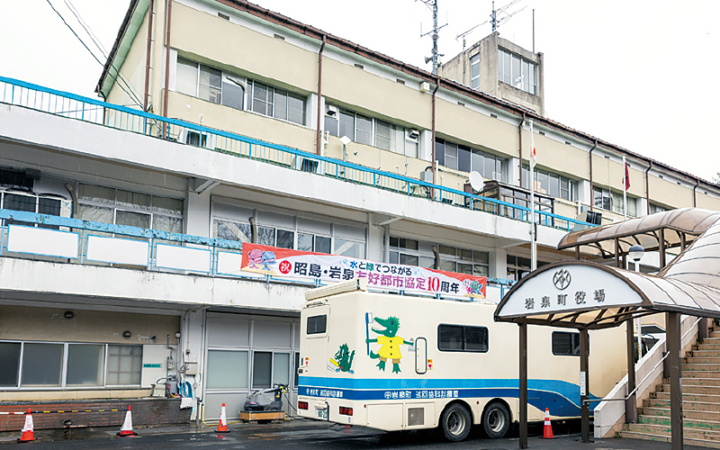 [写真] 朝、岩泉町役場に停車する診療車