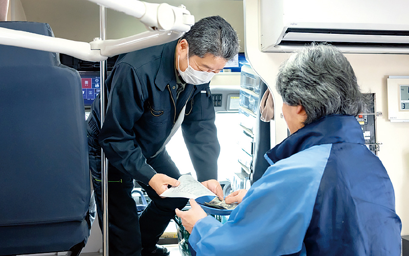 [写真] 運転席の後部スペース