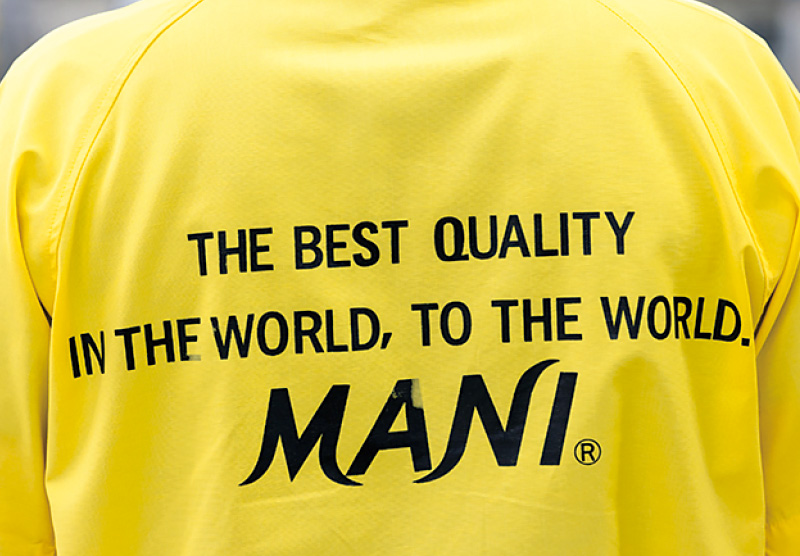 [写真] 「THE BEST QUALITY／IN THE WORLD, TO THE WORLD」と背中に書かれたユニフォーム