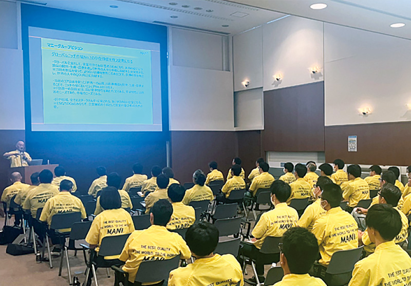 [写真] 半年に一度開催する「世界一か否か会議」の様子