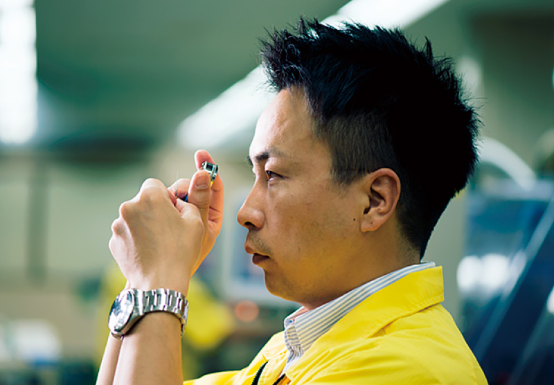 [写真] 「JIZAI」の刃部をチェックする畔柳さん