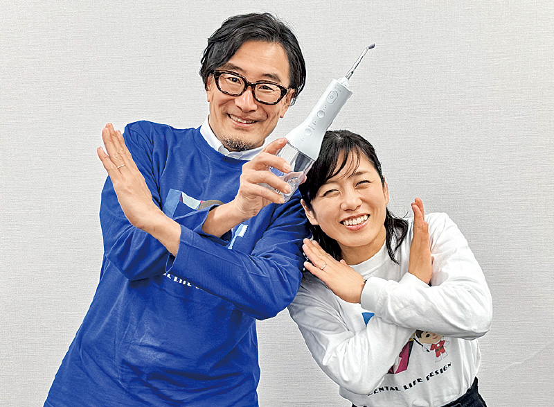[写真] X型ポーズをする金子先生と萬田先生
