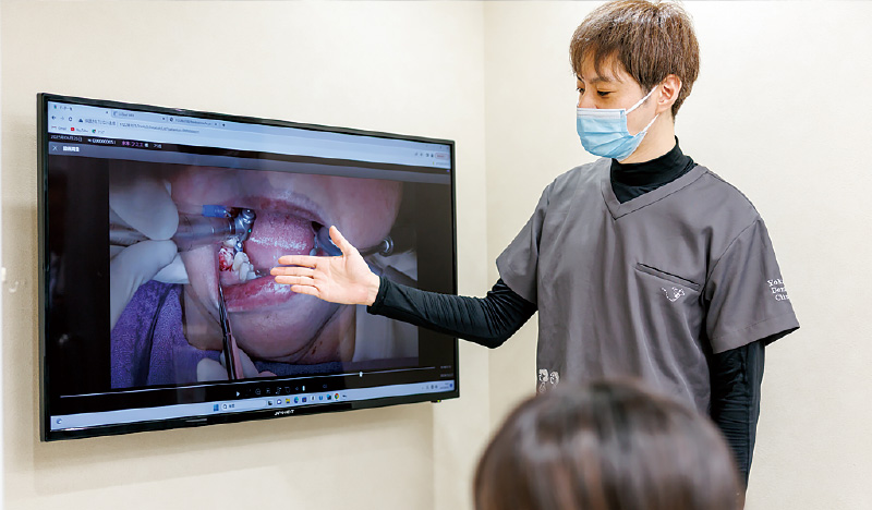 [写真] 経過観察時に、手術時の動画を見ながら説明