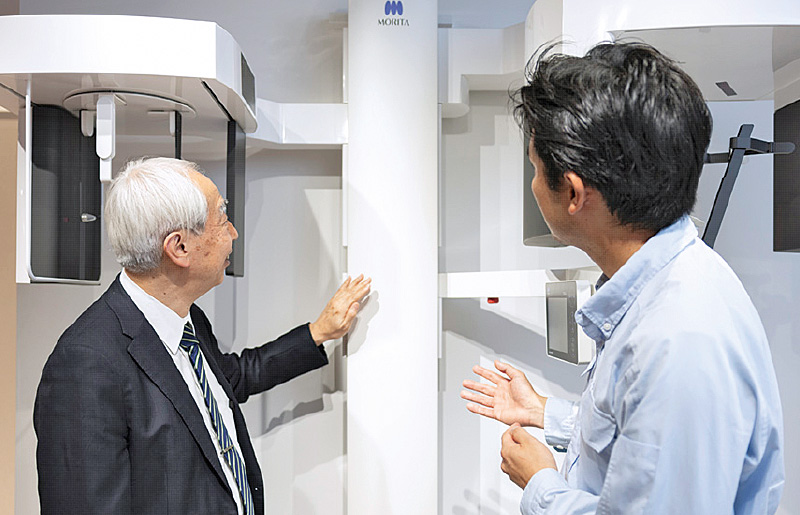 [写真] 「ソルトホワイト」について新井先生に解説する松下さん