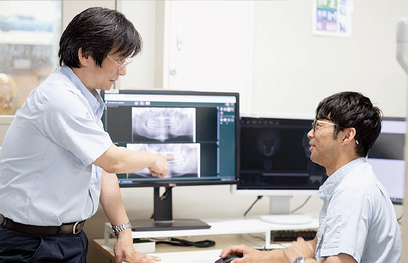 [写真] 撮影した画像を検証する桐村さんと田中さん